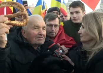Anca Alexandrescu printre protestatari Mesaje dure pentru politicieni Dati le covrigul dar steagul ramane al poporului VIDEO