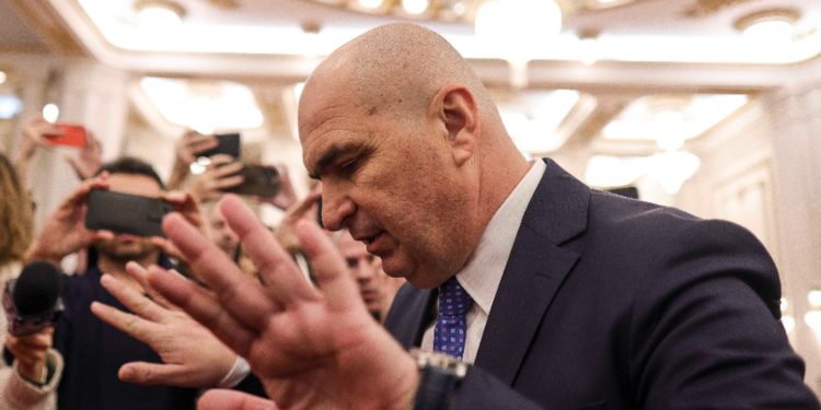 Angajatii Senatului protesteaza contra concedierilor masive