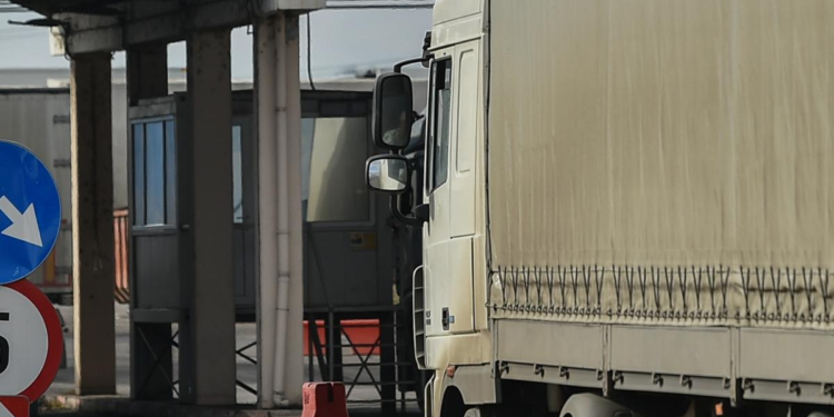 De maine romanii trec frontiera fara controale