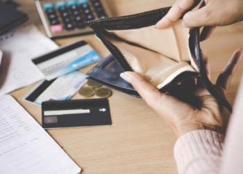 Inghetarea pensiilor examinata de Avocatul Poporului