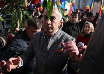 Marea Unire a Neamului Presedintele ales Calin Georgescu Noi impreuna cu Dumnezeu facem aceasta hora