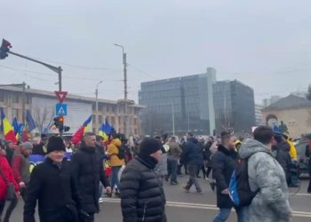 Politicienii PSD si PNL huiduiti la Iasi de Unirea