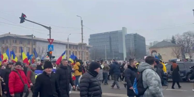 Politicienii PSD si PNL huiduiti la Iasi de Unirea