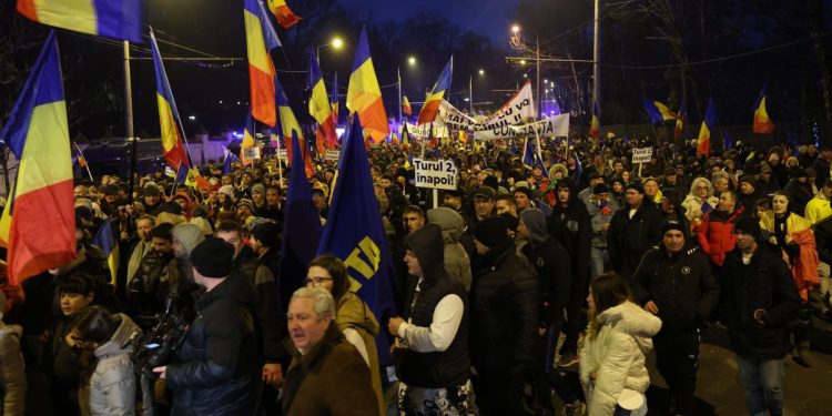 Protestatarii AUR au agresat jurnalisti politia actioneaza