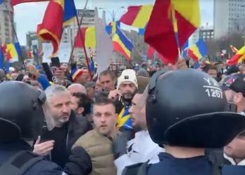Tensiuni in Piata Victoriei jandarmii cordon la Guvern