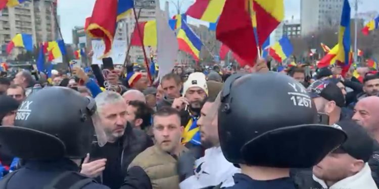 Tensiuni in Piata Victoriei jandarmii cordon la Guvern