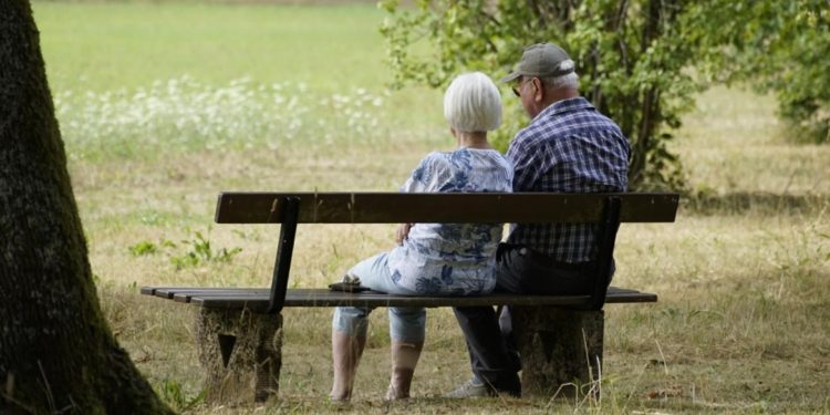 Ajutor pentru pensionarii cu venituri mici pe agenda Guvernului