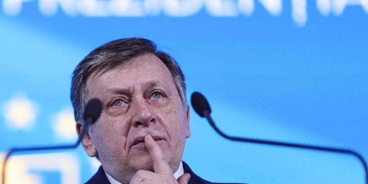 CCR se reuneste astazi la ora 1400 Crin Antonescu vizat