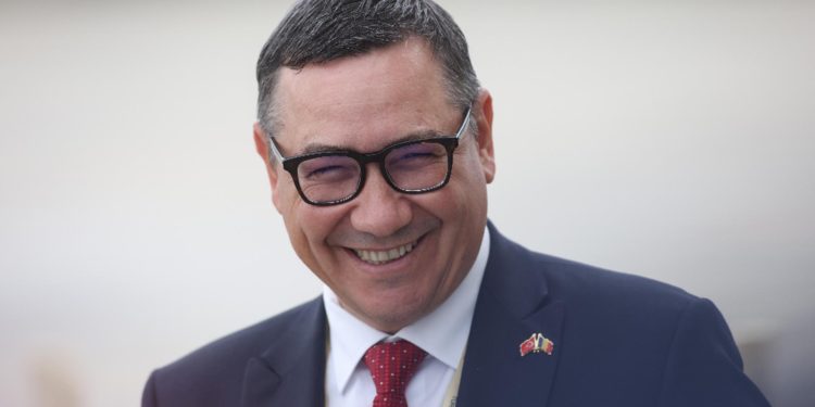 Circ total la BEC Ponta si a depus candidatura la prezidentiale si si a chemat sustinatorii cu sepci stil Trump