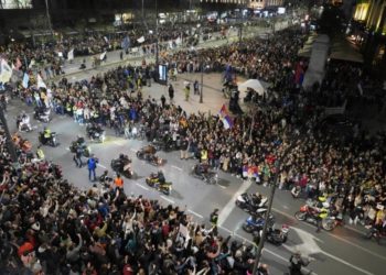 Mii de oameni protesteaza in Belgrad cerand demisia lui Vucic