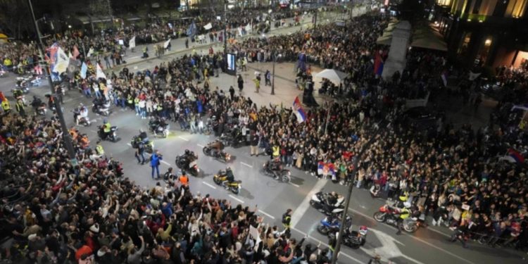 Mii de oameni protesteaza in Belgrad cerand demisia lui Vucic