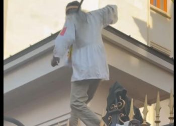 Stegarul dac s a urcat pe gardul BNR si refuza sa coboare