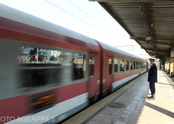 Un tren nou Brasov Bucuresti atacat cu pietre la Chitila
