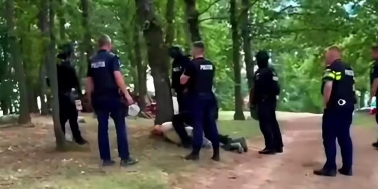 Atacatorii polițistului agresat au fost arestați. 1 Atacatorii poliistului agresat au fost arestati
