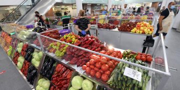 Doi din trei romani se descurca financiar dar economii putine