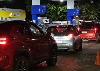 Cozi la benzinarii inainte de cresterea preturilor carburantului