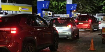 Cozi la benzinarii inainte de cresterea preturilor carburantului