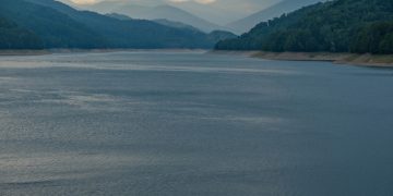 Golirea controlata a lacului Vidraru este legala si necesara