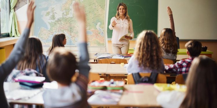 Mesajul lui Ilie Bolojan pentru profesori Va fi mai multa munca pentru aceiasi bani