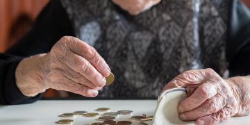 Pensionarii se plang de reducerea CASS cu 300 de lei