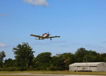 Avion mic s a prabusit in curtea unei baze militare