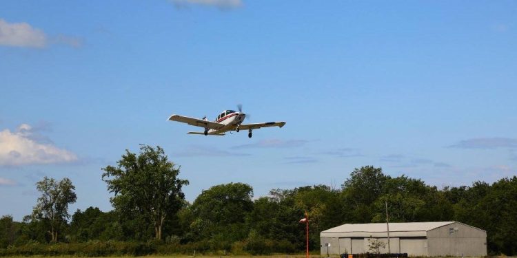 Avion mic s a prabusit in curtea unei baze militare