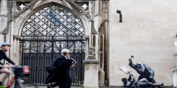 Banksy loveste din nou la Curtea Regala