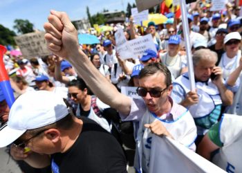 Bugetarii ameninta cu greva generala din cauza concedierilor