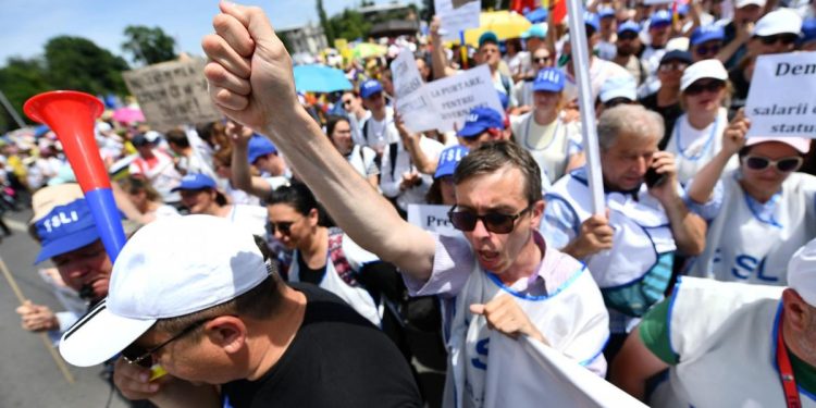 Bugetarii ameninta cu greva generala din cauza concedierilor