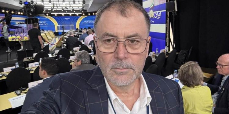 Fostul adjunct al SIS ar fi racolat studenti romani