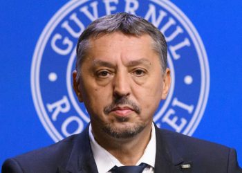 Ministrul Educatiei Daniel David vorbeste cu studentii