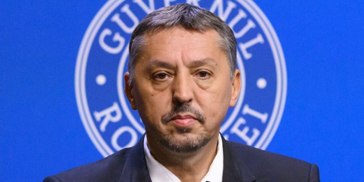 Ministrul Educatiei Daniel David vorbeste cu studentii