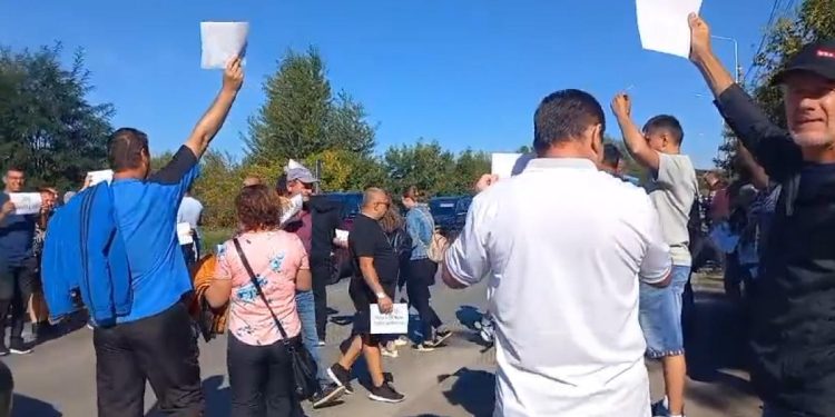 Protest la ArcelorMittal Hunedoara siderurgisti pe strada