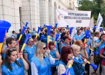 Protest la Ministerul Finantelor pentru negocieri