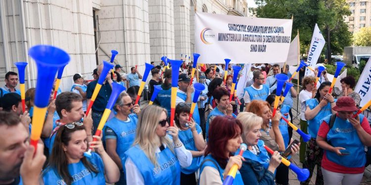 Protest la Ministerul de Finante angajatii cer negocieri