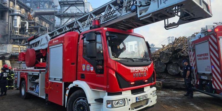 Protest pe podul de la Agigea barbat ameninta sinuciderea