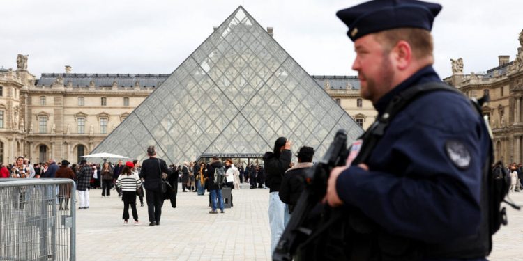 Cinci noi retinuti inclusiv un suspect principal