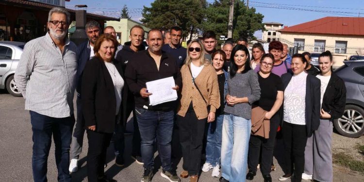 Locuitorii aduna semnaturi pentru a l demite pe primar