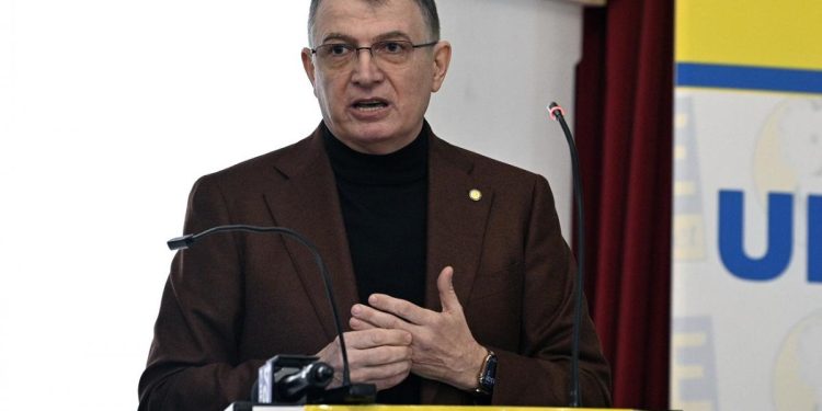 Marius Nistor solicta demisia ministrului Educatiei