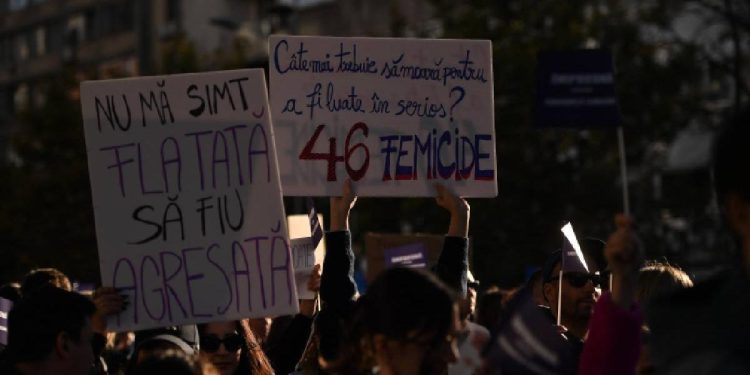 Mii de oameni la marsul Impreuna pentru siguranta femeilor