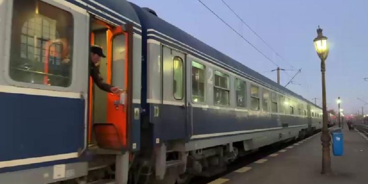 Ministrul Transporturilor critica directorii CFR pentru haosul din gari