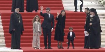 Momente amuzante cu fiul lui Nicusor Dan la Sfintirea Catedralei Nationale