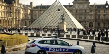 Paris Doi suspeci admit parial implicarea n jaf