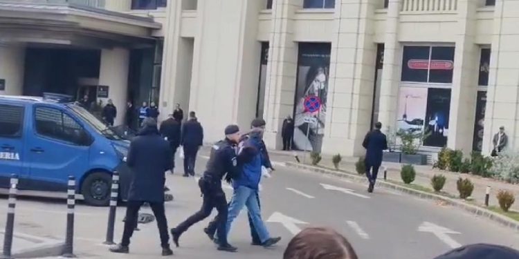 Agitatorii lui Călin Georgescu au creat scandal la Catedrală 1 agitatorii lui calin georgescu au creat scandal la catedrala