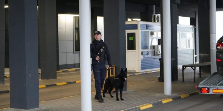 Alerta la frontiera Camion cu armament oprit la Albita