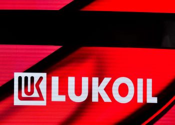 Autoritatile romane pregatesc un act normativ pentru sanctiunile Lukoil si Rosneft