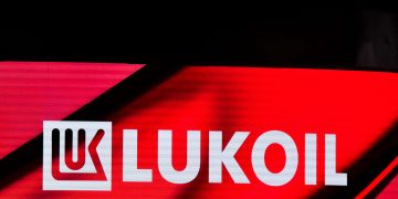 Autoritatile romane pregatesc un act normativ pentru sanctiunile Lukoil si Rosneft