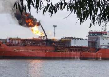 Nava care arde langa Plauru are pavilion turcesc