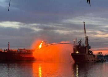 Nava cu GPL lovita de rusi pe Dunare inca arde
