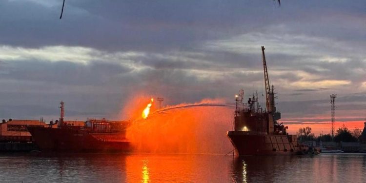 Nava cu GPL lovita de rusi pe Dunare inca arde